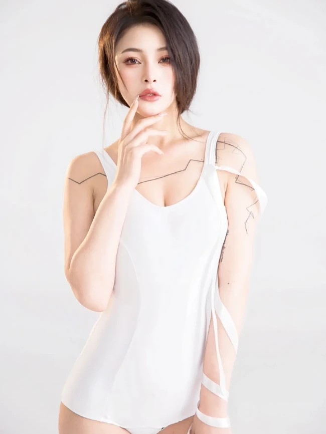 我有故事，你有酒吗？气质轻熟风十足女生紧身白色连体运动衣高清动人写真