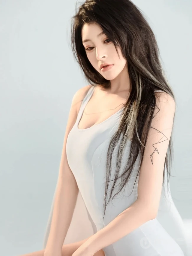 我有故事，你有酒吗？气质轻熟风十足女生紧身白色连体运动衣高清动人写真