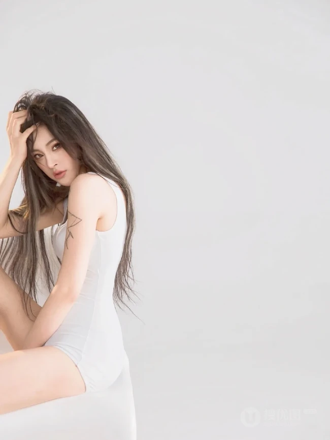 我有故事，你有酒吗？气质轻熟风十足女生紧身白色连体运动衣高清动人写真