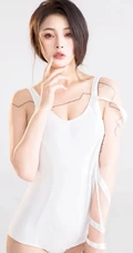 我有故事，你有酒吗？气质轻熟风十足女生紧身白色连体运动衣高清动人写真