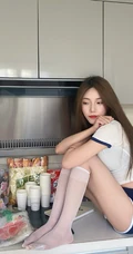 气质可爱女生小姐姐蓝色运动制服短裤白袜穿着居家厨房美拍照片
