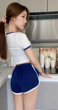 气质可爱女生小姐姐蓝色运动制服短裤白袜穿着居家厨房美拍照片