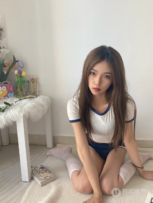 气质可爱女生小姐姐蓝色运动制服短裤白袜穿着居家厨房美拍照片