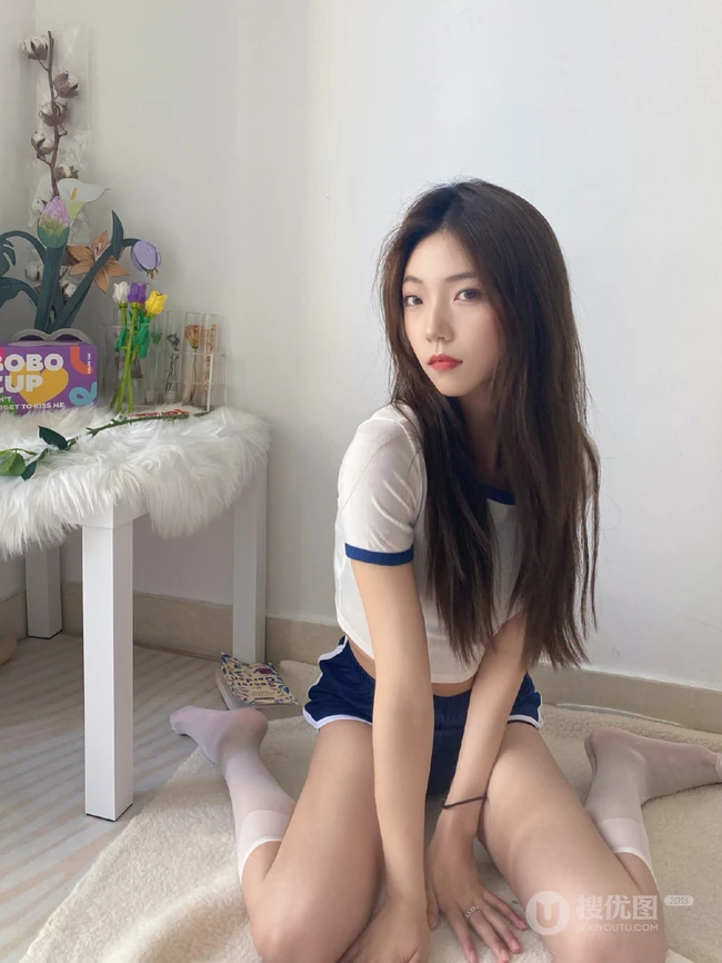 气质可爱女生小姐姐蓝色运动制服短裤白袜穿着居家厨房美拍照片