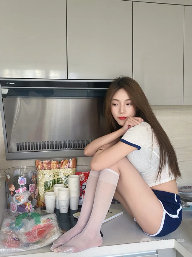 气质可爱女生小姐姐蓝色运动制服短裤白袜穿着居家厨房美拍照片