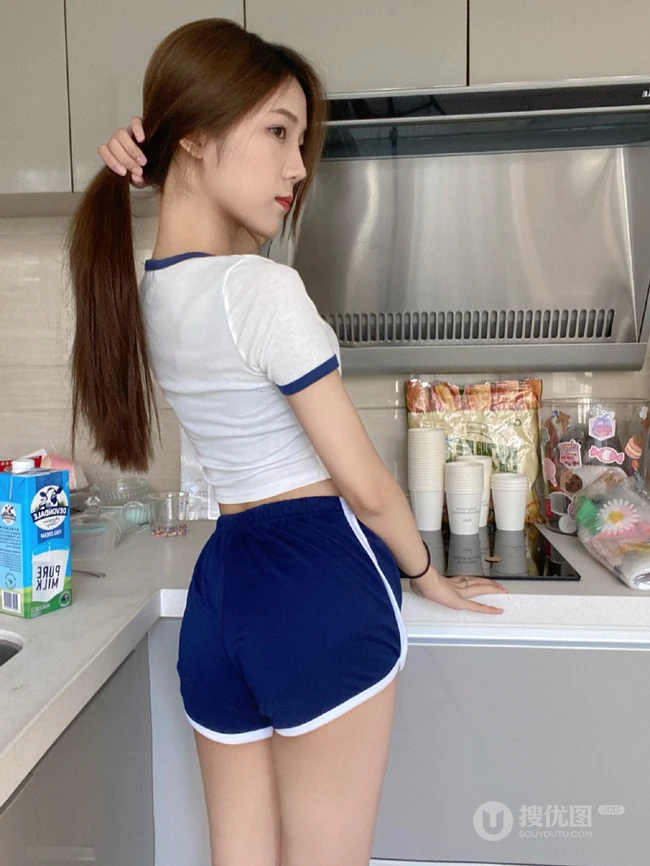 气质可爱女生小姐姐蓝色运动制服短裤白袜穿着居家厨房美拍照片