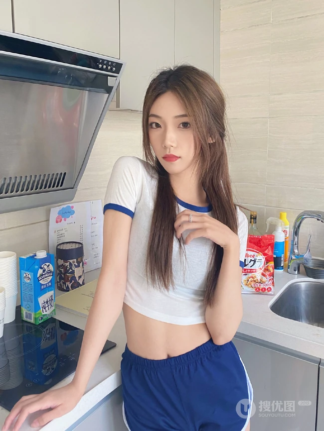 气质可爱女生小姐姐蓝色运动制服短裤白袜穿着居家厨房美拍照片