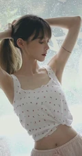 超好看的治愈系女生气质清新印花肩带衣短裤室内高清动人写真图片