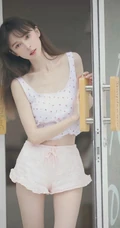 超好看的治愈系女生气质清新印花肩带衣短裤室内高清动人写真图片