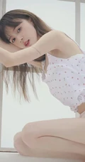 超好看的治愈系女生气质清新印花肩带衣短裤室内高清动人写真图片
