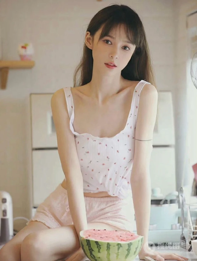 超好看的治愈系女生气质清新印花肩带衣短裤室内高清动人写真图片