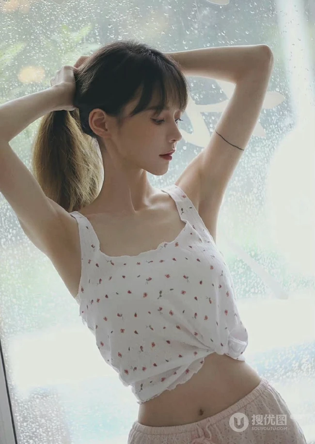 超好看的治愈系女生气质清新印花肩带衣短裤室内高清动人写真图片