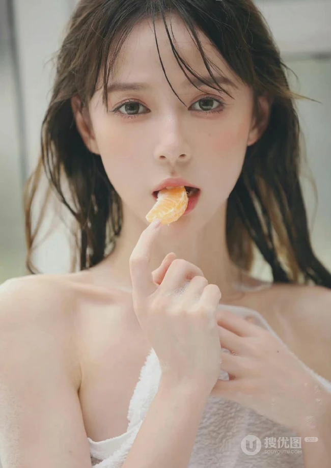 超好看的治愈系女生气质清新印花肩带衣短裤室内高清动人写真图片