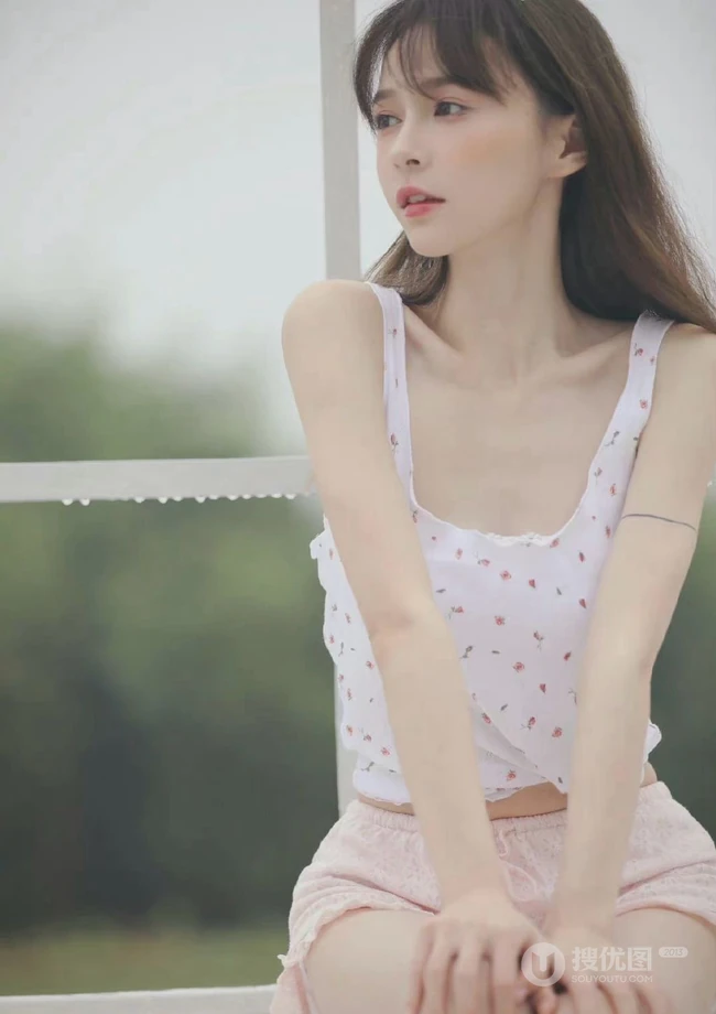 超好看的治愈系女生气质清新印花肩带衣短裤室内高清动人写真图片