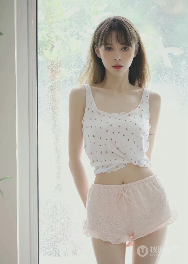 超好看的治愈系女生气质清新印花肩带衣短裤室内高清动人写真图片