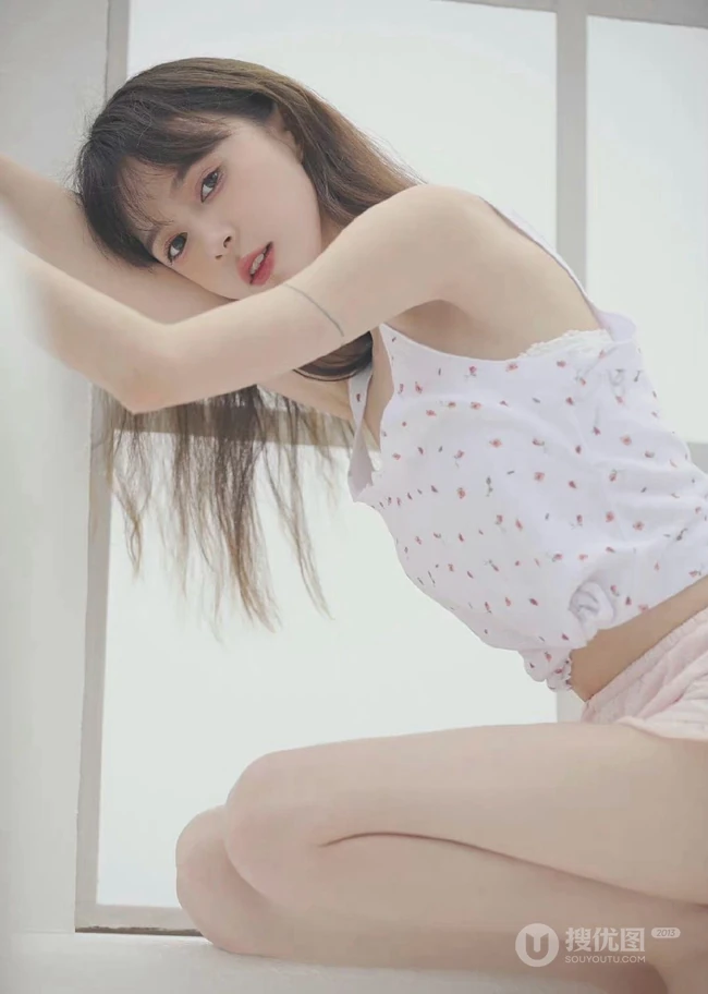 超好看的治愈系女生气质清新印花肩带衣短裤室内高清动人写真图片
