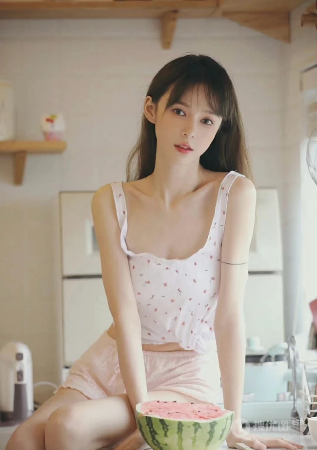 超好看的治愈系女生气质清新印花肩带衣短裤室内高清动人写真图片