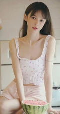 超好看的治愈系女生气质清新印花肩带衣短裤室内高清动人写真图片