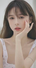 超好看的治愈系女生气质清新印花肩带衣短裤室内高清动人写真图片