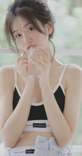可盐可甜的辣妹子，清纯元气甜美酒窝少女紧身肩带家居服牛仔短裤居家美照
