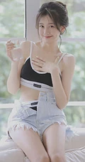 可盐可甜的辣妹子，清纯元气甜美酒窝少女紧身肩带家居服牛仔短裤居家美照