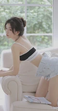 可盐可甜的辣妹子，清纯元气甜美酒窝少女紧身肩带家居服牛仔短裤居家美照
