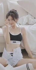 可盐可甜的辣妹子，清纯元气甜美酒窝少女紧身肩带家居服牛仔短裤居家美照