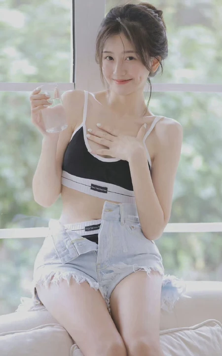 可盐可甜的辣妹子，清纯元气甜美酒窝少女紧身肩带家居服牛仔短裤居家美照