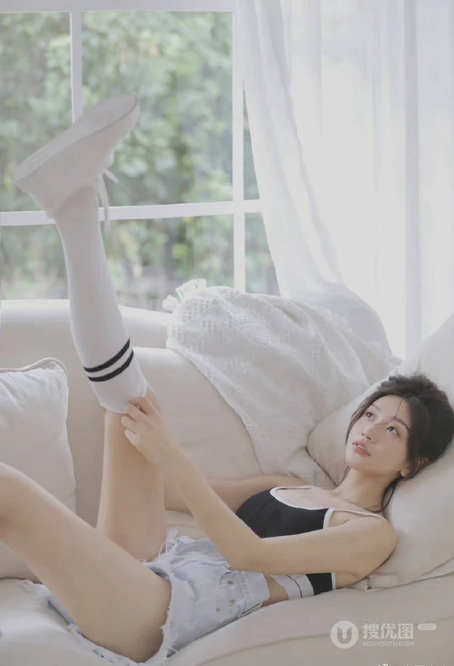 可盐可甜的辣妹子，清纯元气甜美酒窝少女紧身肩带家居服牛仔短裤居家美照