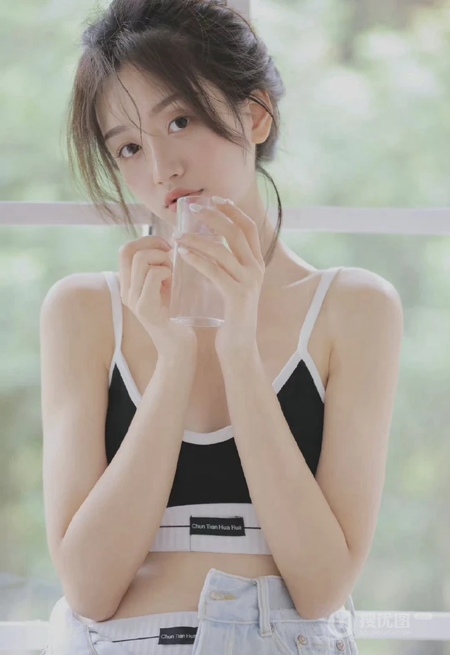 可盐可甜的辣妹子，清纯元气甜美酒窝少女紧身肩带家居服牛仔短裤居家美照