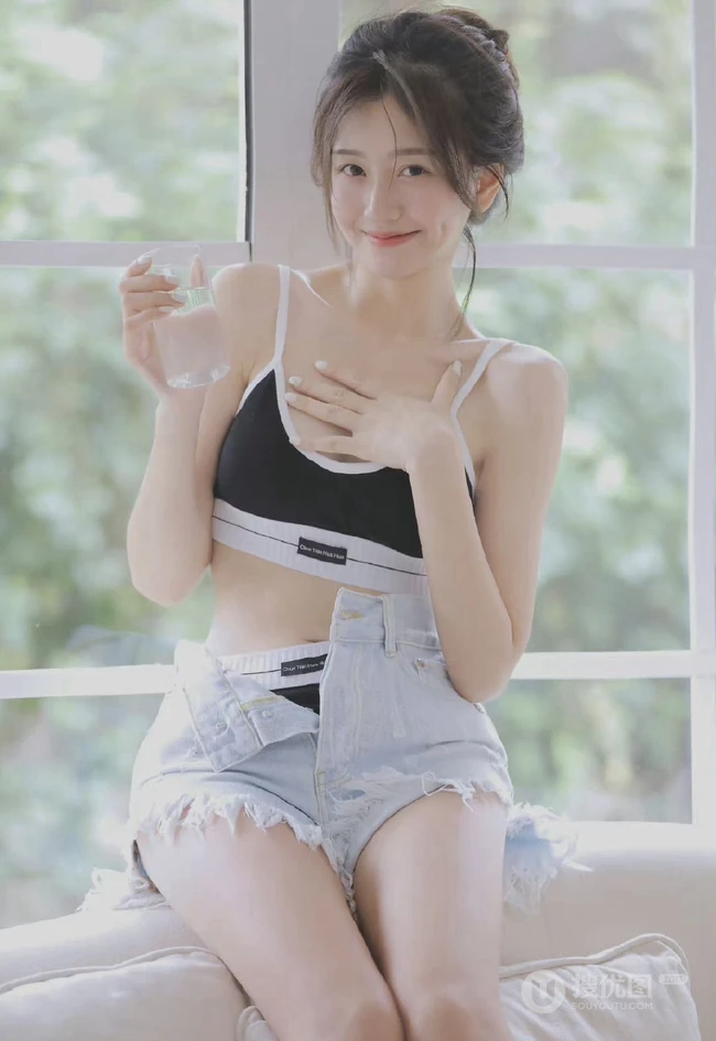 可盐可甜的辣妹子，清纯元气甜美酒窝少女紧身肩带家居服牛仔短裤居家美照
