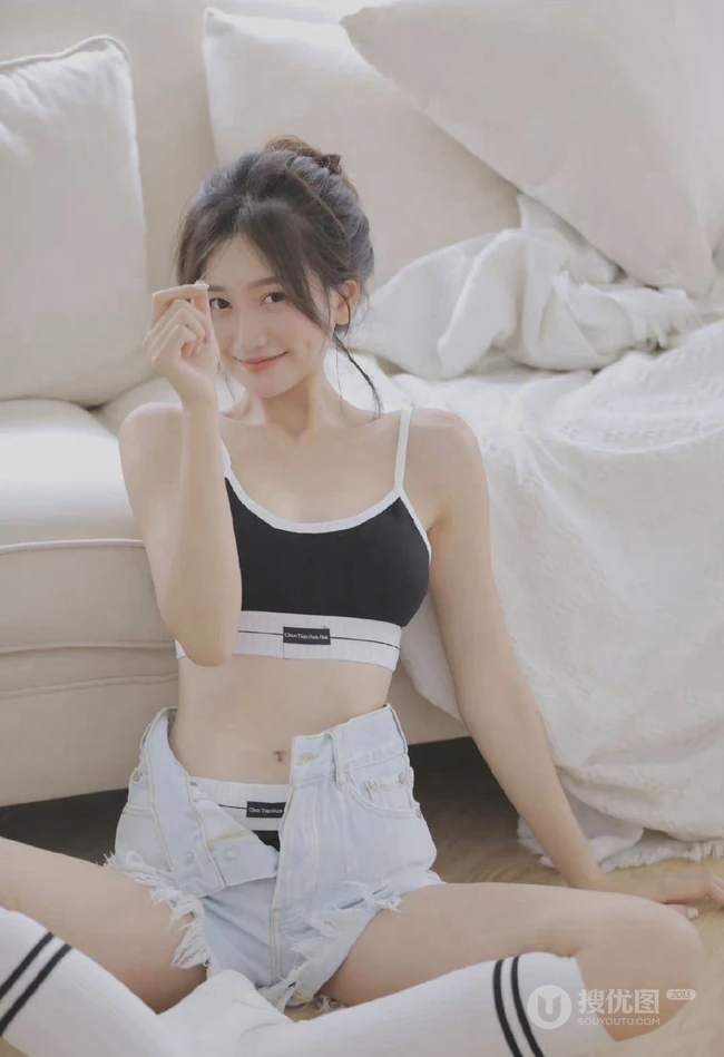可盐可甜的辣妹子，清纯元气甜美酒窝少女紧身肩带家居服牛仔短裤居家美照