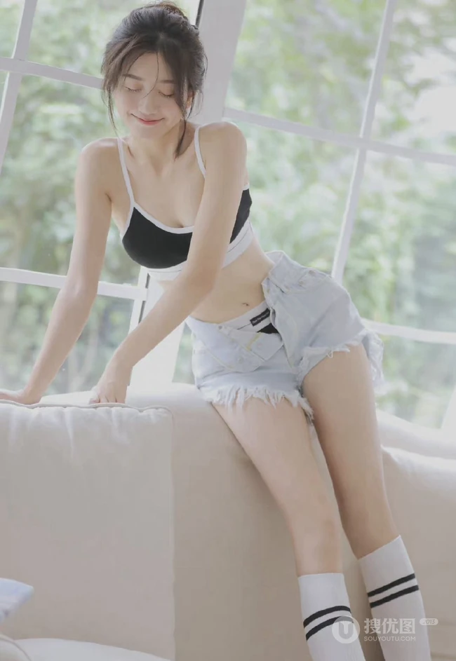 可盐可甜的辣妹子，清纯元气甜美酒窝少女紧身肩带家居服牛仔短裤居家美照
