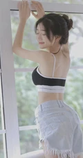 可盐可甜的辣妹子，清纯元气甜美酒窝少女紧身肩带家居服牛仔短裤居家美照