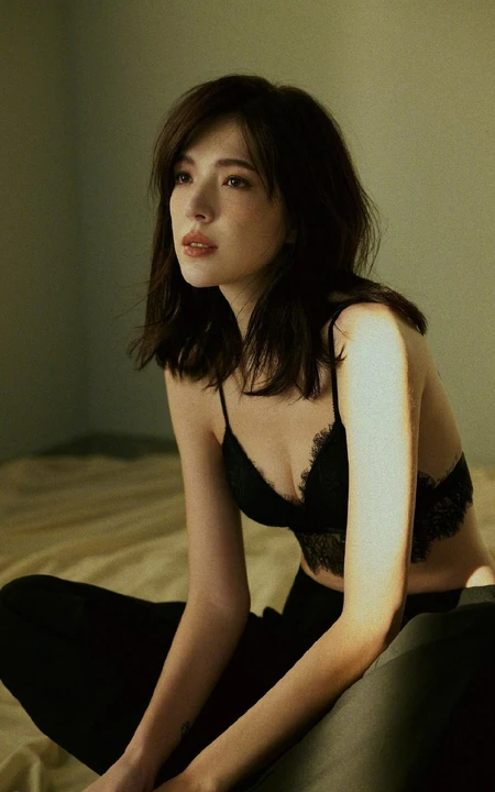 许玮宁超气质写真，大胆尝试各式家居服，诠释闺房女人独特魅力