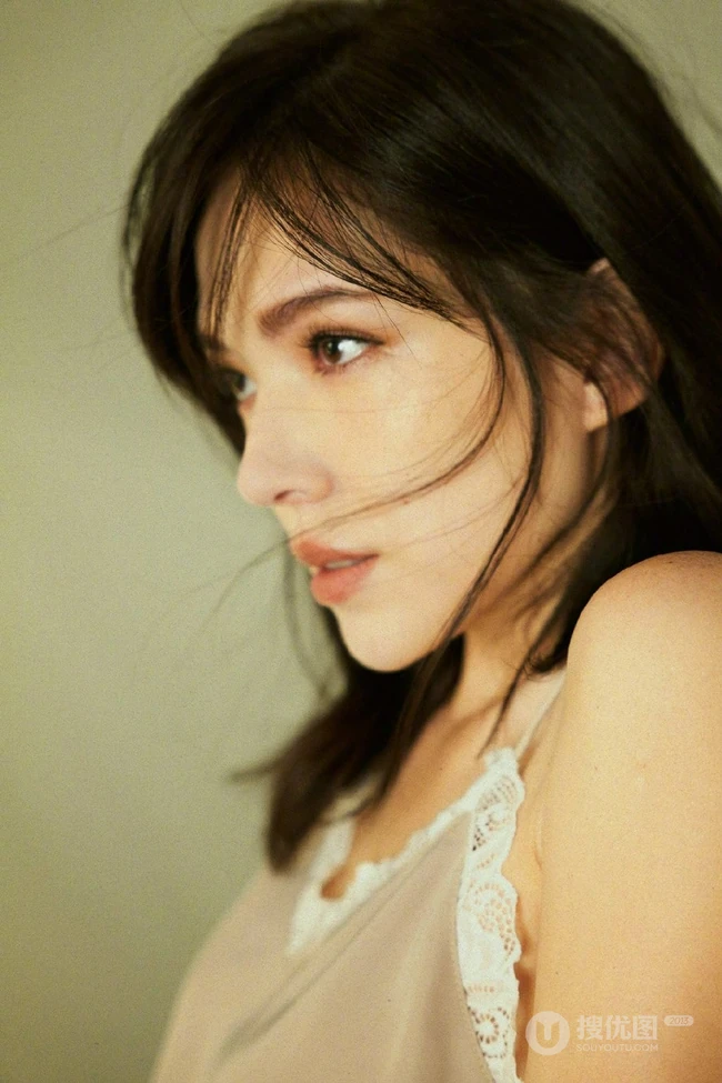 许玮宁超气质写真，大胆尝试各式家居服，诠释闺房女人独特魅力