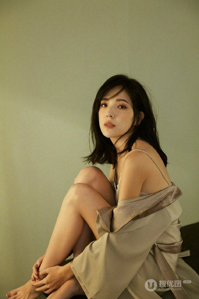 许玮宁超气质写真，大胆尝试各式家居服，诠释闺房女人独特魅力