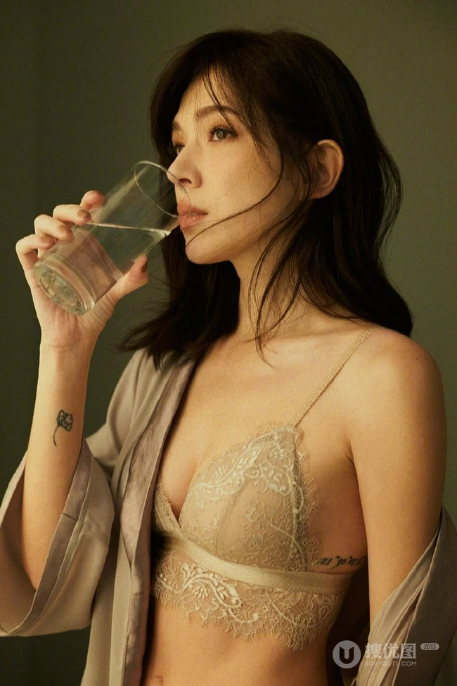 许玮宁超气质写真，大胆尝试各式家居服，诠释闺房女人独特魅力