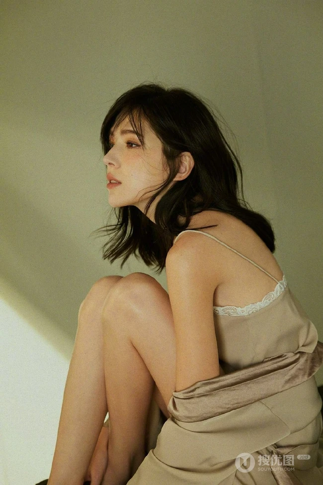 许玮宁超气质写真，大胆尝试各式家居服，诠释闺房女人独特魅力