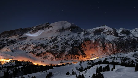 静悄悄的雪山夜景，星空，火光唯美风景壁纸图片