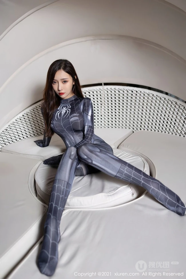 柔美网红气质女生王馨瑶yanni气质紧身黑色蜘蛛女侠装扮别有滋味泳池写真照