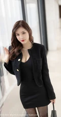 气质时尚网红女生轻熟杨晨晨Yome酷黑V领连衣裙网袜高跟穿搭美拍写真套图