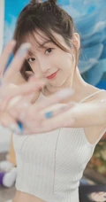 画室里的漂亮动人纤细线条牛仔裤女生可爱写真，你是来画画还是来捣乱的呀！