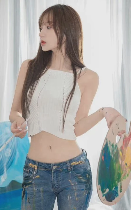 画室里的漂亮动人纤细线条牛仔裤女生可爱写真，你是来画画还是来捣乱的呀！