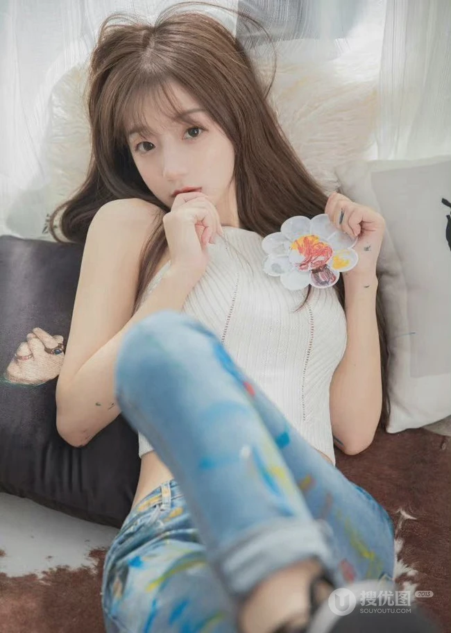 画室里的漂亮动人纤细线条牛仔裤女生可爱写真，你是来画画还是来捣乱的呀！