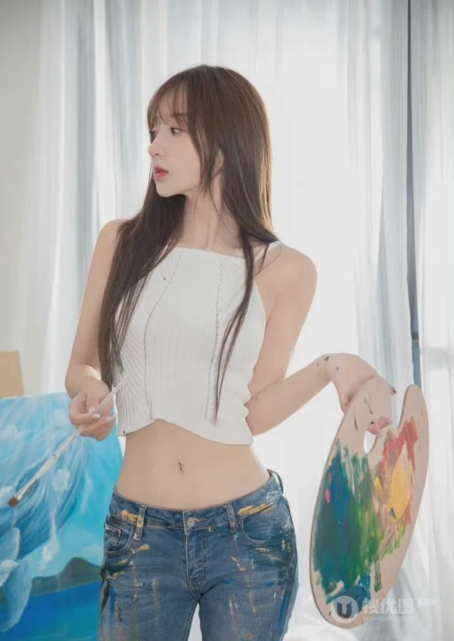 画室里的漂亮动人纤细线条牛仔裤女生可爱写真，你是来画画还是来捣乱的呀！