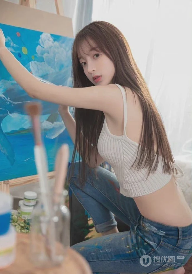 画室里的漂亮动人纤细线条牛仔裤女生可爱写真，你是来画画还是来捣乱的呀！
