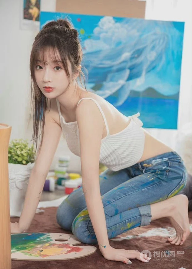 画室里的漂亮动人纤细线条牛仔裤女生可爱写真，你是来画画还是来捣乱的呀！