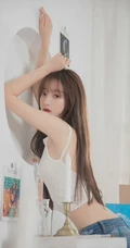 画室里的漂亮动人纤细线条牛仔裤女生可爱写真，你是来画画还是来捣乱的呀！