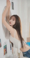 画室里的漂亮动人纤细线条牛仔裤女生可爱写真，你是来画画还是来捣乱的呀！